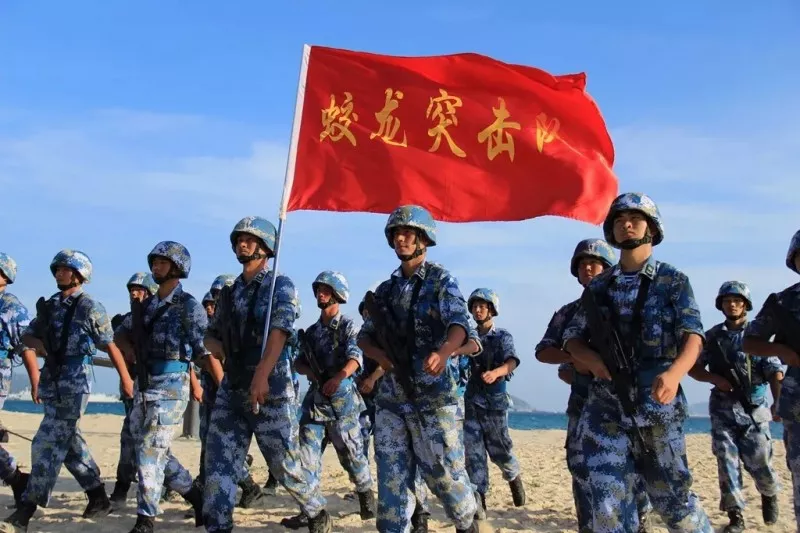 面对挑战，中国军人的每一个身影都让人充满希望