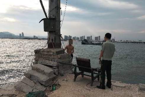 心疼兵哥!武警中校纵身跳海救起不想活了的18