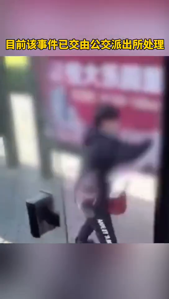 女孩用老年卡坐公交被识破，辱骂司机10多分钟