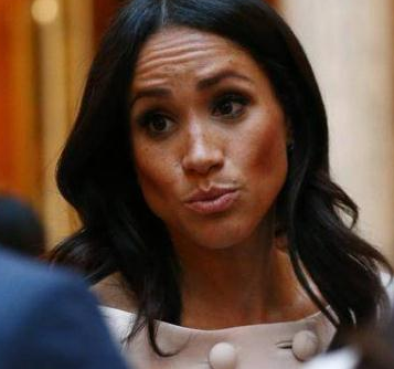 当花童踢正步抢镜英国女王,同样是跟女王抢镜