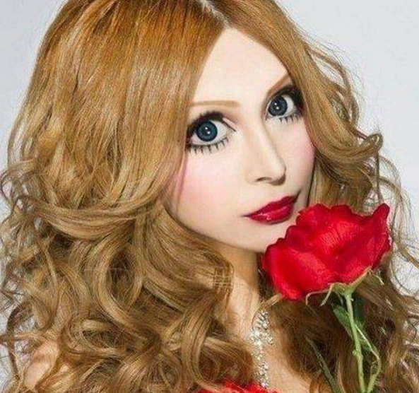 日本女子为变芭比娃娃,花2000万元整容,变身成