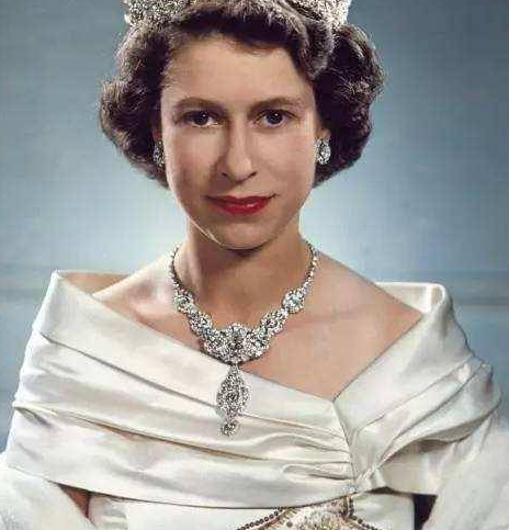 当花童踢正步抢镜英国女王,同样是跟女王抢镜