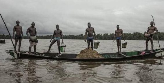 他们从事世界最危险工作,身材超越男模每天用