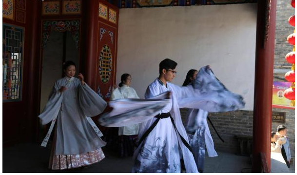 赏红踏青靓男美女共度花朝节 汉服广场舞成亮