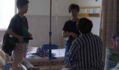 连做4台手术后,医生瘫坐妻子病房门口 我的孩子还在抢救图片 148747 417x244