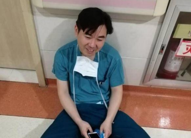连做4台手术后,医生瘫坐妻子病房门口 我的孩子还在抢救图片 378717 640x463