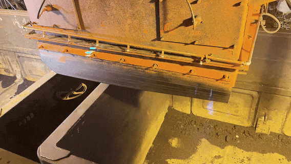 超长火车现身“灯泡线”!时速1公里!