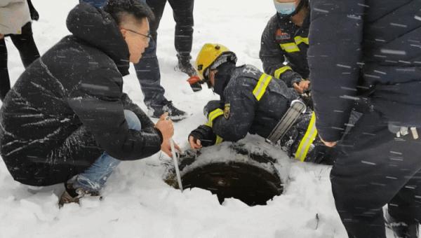 暴雪中消防員倒掛井口救人結局太暖