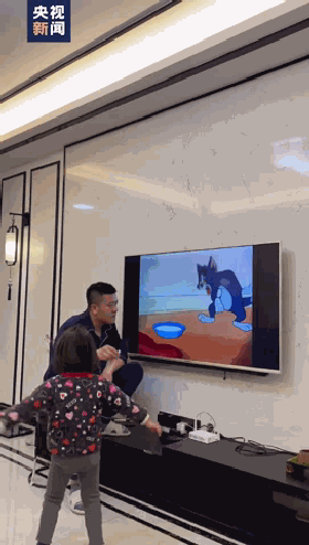 爸爸穿白纱裙陪女儿跳舞，这画风哈哈哈哈哈