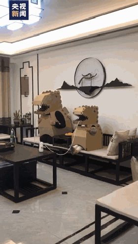 爸爸穿白纱裙陪女儿跳舞，这画风哈哈哈哈哈