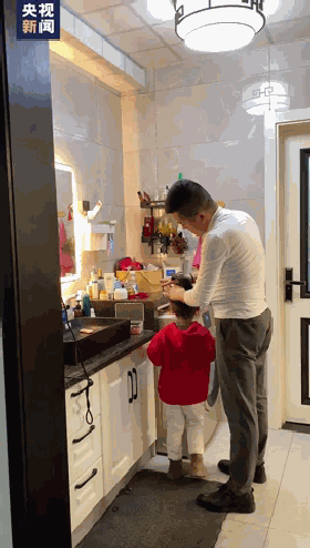 爸爸穿白纱裙陪女儿跳舞，这画风哈哈哈哈哈