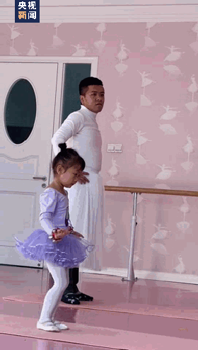 爸爸穿白纱裙陪女儿跳舞，这画风哈哈哈哈哈