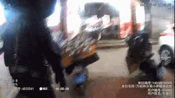 “咆哮女”大闹火锅店，砸东西还辱骂殴打民警，刑拘！