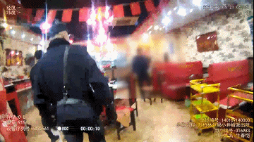 “咆哮女”大闹火锅店，砸东西还辱骂殴打民警，刑拘！