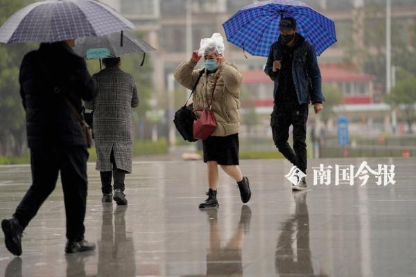 没想到!柳州这两天的雨居然是他们整出来的! 没想到!柳州这两天的雨居然是他们整出来的!