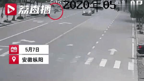 两名女童街头迷路   交警暖心帮助找家人