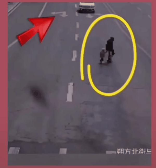 两名女童街头迷路   交警暖心帮助找家人
