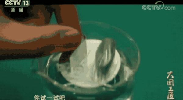 铁路版“最强大脑”！小姐姐一手两支笔，默画全国铁路网！