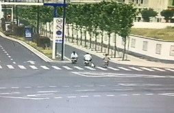 交警劝他戴上头盔，5分钟后…… | 一盔一带