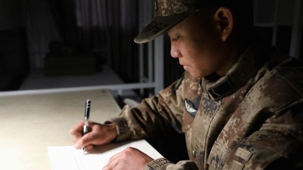 高原女兵丁王英，给张桂梅老师写了一封信