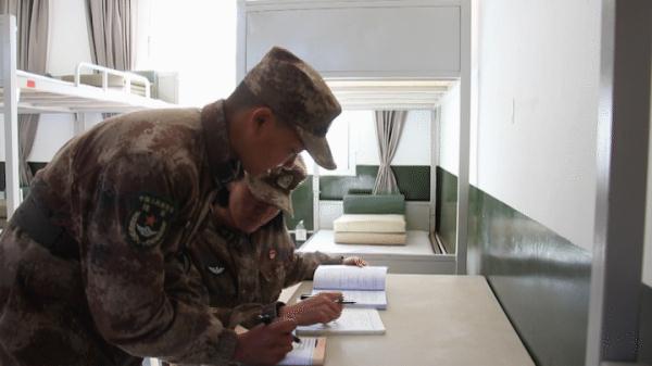 高原女兵丁王英，给张桂梅老师写了一封信