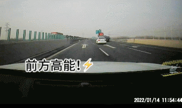 高速惊魂！ 前挡风玻璃被“天外飞棍”砸了个大窟窿……