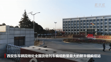 每天需开叉车8小时,来回往返130多次……在车辆段的检修库里,1998年