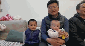 爸爸～爸爸～爸爸～爸爸～哎！“五世同堂接力喊爸爸”