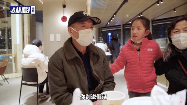 晚上8点，陆家嘴的快餐店，一叠思乡的明信片......
