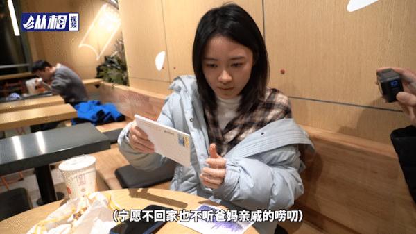 晚上8点，陆家嘴的快餐店，一叠思乡的明信片......