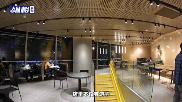 晚上8点，陆家嘴的快餐店，一叠思乡的明信片......