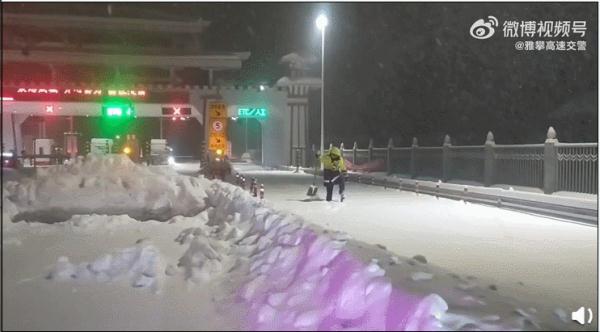 积雪过膝!雅西高速实施交通管制 积雪过膝!雅西高速实施交通管制