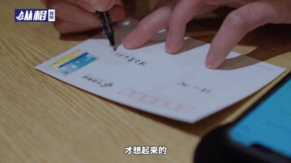 晚上8点，陆家嘴的快餐店，一叠思乡的明信片......