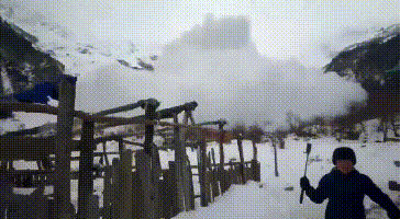 惊险！突发雪崩，巨大雪球滚滚而来，游客边跑边拍下震撼画面