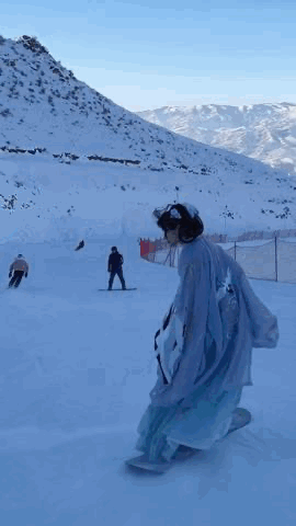 热点 | 穿汉服滑雪的小姐姐火到海外！“冰雪功夫”厉害了~
