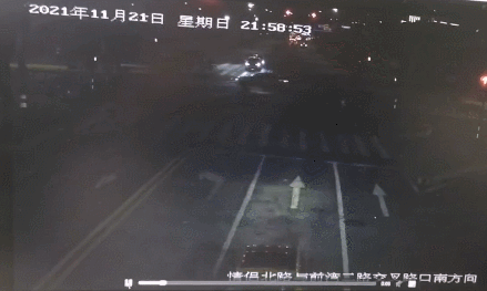 女子开车走情侣路闯了4次红灯！她却对交警说：以为是黄灯！