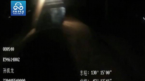 千钧一发之际，他拦停了火车！