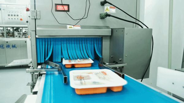 火车上有这么多好吃的！揭秘高铁盒饭从哪里来