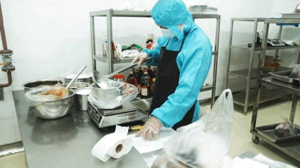 火车上有这么多好吃的！揭秘高铁盒饭从哪里来