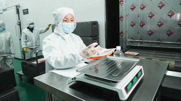 火车上有这么多好吃的！揭秘高铁盒饭从哪里来