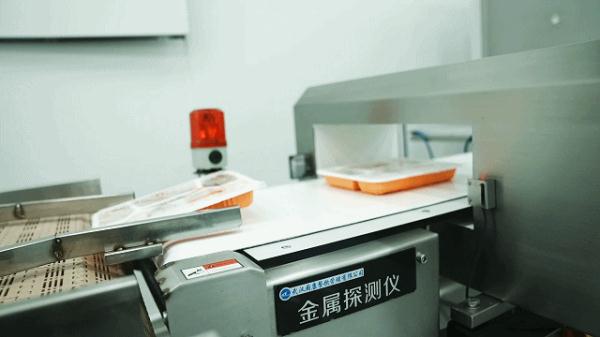 火车上有这么多好吃的！揭秘高铁盒饭从哪里来