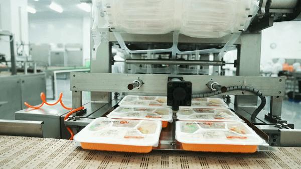 火车上有这么多好吃的！揭秘高铁盒饭从哪里来