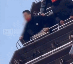 呕吐物从嘴里喷射出！男子坐海盗船突然…网友：最担心的事发生了