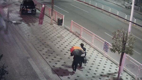 两名男子为得新手机,盗走40多件快递“拆盲盒” 两名男子为得新手机,盗走40多件快递“拆盲盒”