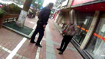 “我在马路边，捡到一捆钱”，仔细一看，竟然有…