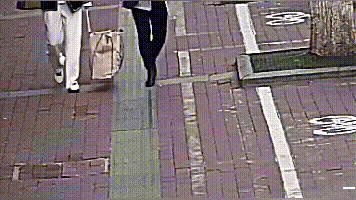 “我在马路边，捡到一捆钱”，仔细一看，竟然有…
