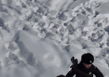 飒！新疆特警驭马踏雪训练画面曝光，场面超燃