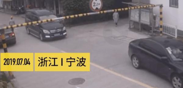 太危险！孩子天窗探身玩耍，车还在行驶……