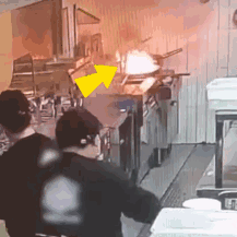 油锅起火用嘴吹?网友: 以为自己是葫芦娃呢! 油锅起火用嘴吹?网友: 以为自己是葫芦娃呢!