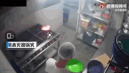 油锅起火用嘴吹?网友: 以为自己是葫芦娃呢! 油锅起火用嘴吹?网友: 以为自己是葫芦娃呢!